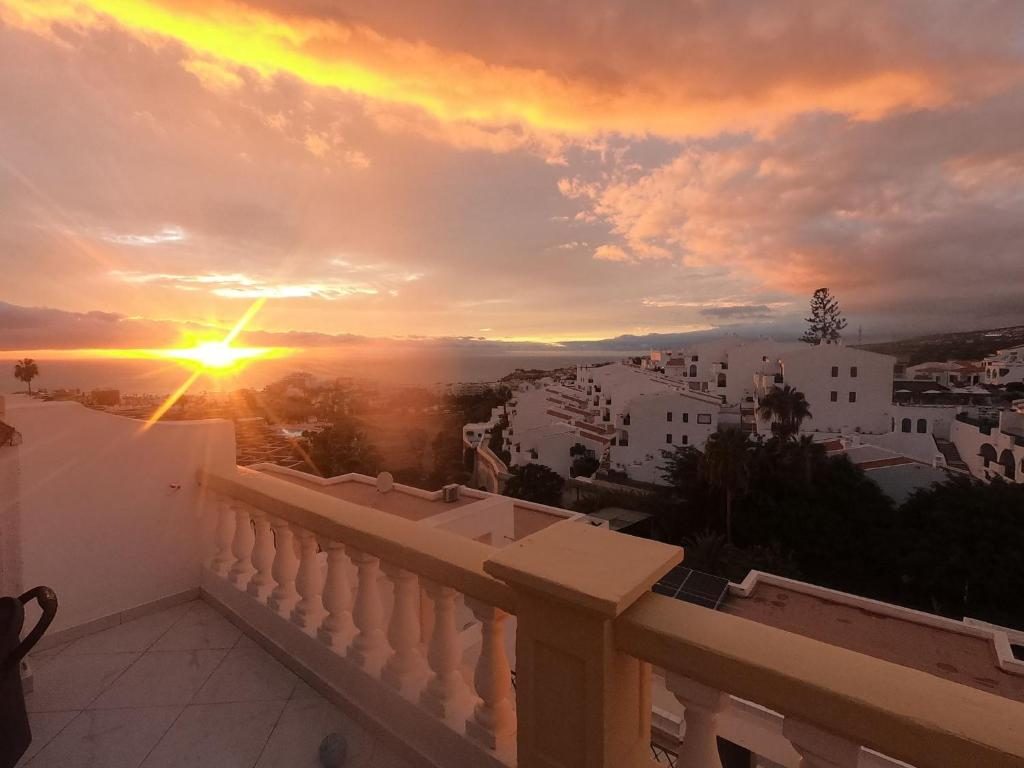 WINDSOR PARK: 1-bedroom apartment with panoramic sea views, sun terrace and 2 POOLS (one heated), Torviscas Alto, Costa Adeje